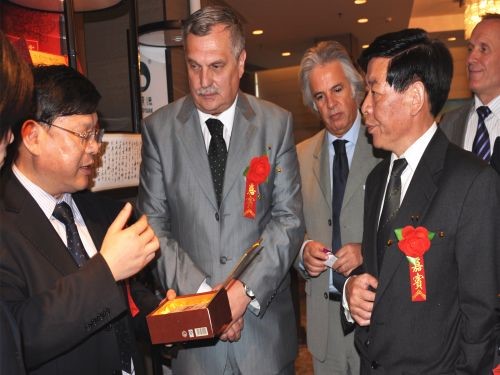 羅馬尼亞湖南黑茶推介會上，周重旺董事長在向客商介紹臻藏茯茶_副本